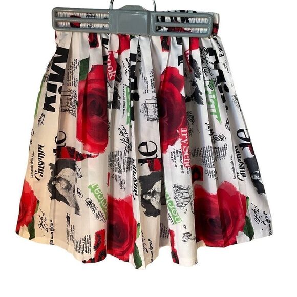 Pleated Newsprint Miniskirt! Red Roses, Green Leaves. Carrie Bradshaw Vibes! - Picture 8 of 8